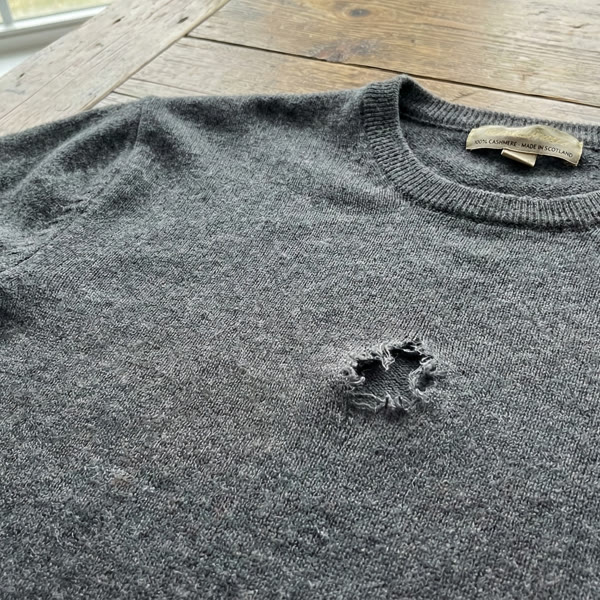 Kaszmirowy sweter z dziurką do naprawy